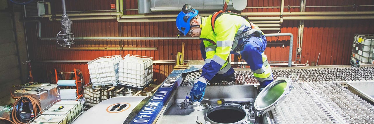 Kemikaalikontin säiliöpesu on kirurgintarkkaa työtä