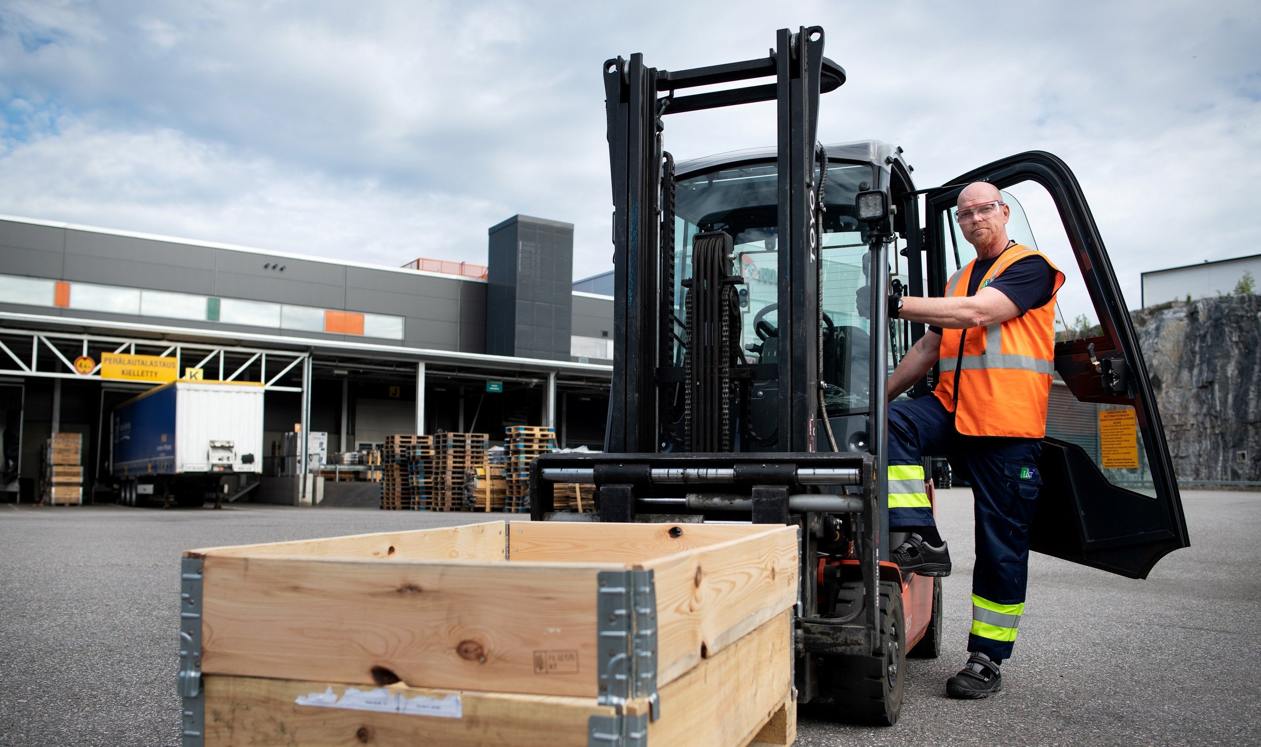 <span id="hs_cos_wrapper_name" class="hs_cos_wrapper hs_cos_wrapper_meta_field hs_cos_wrapper_type_text" style="" data-hs-cos-general-type="meta_field" data-hs-cos-type="text" >Metson puupakkaukset kiertävät huonekaluiksi ja lastulevyksi</span>