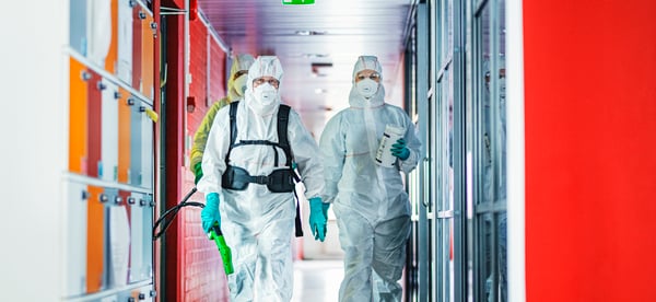 Infektiontorjunnan iskuryhmä kampittaa taudinaiheuttajat toimitiloissa