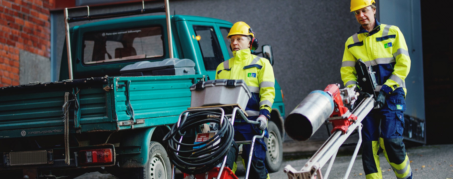 <span id="hs_cos_wrapper_name" class="hs_cos_wrapper hs_cos_wrapper_meta_field hs_cos_wrapper_type_text" style="" data-hs-cos-general-type="meta_field" data-hs-cos-type="text" >Miten säästää kuluja ja parantaa työturvallisuutta teollisuudessa?</span>