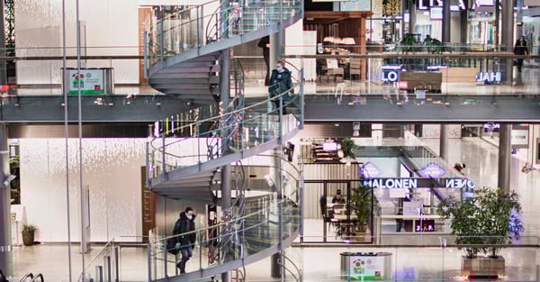 Kauppakeskuksessa lajittelu on enemmän kuin jäteastioita