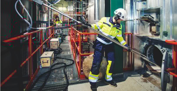 Räjäytyspuhdistus puhdistaa kattilat prosessia keskeyttämättä